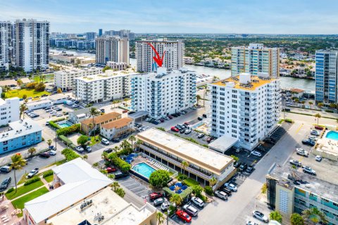 Condo in Hollywood, Florida, 2 bedrooms  № 1080778 - photo 2