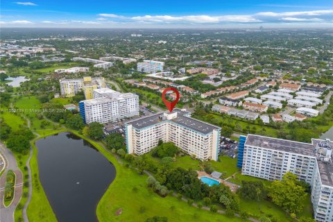 Condo in Hollywood, Florida, 1 bedroom  № 1348839 - photo 21