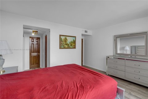 Condo in Hollywood, Florida, 1 bedroom  № 1348839 - photo 17