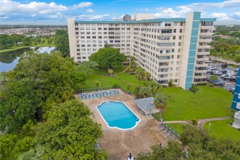 Condo in Hollywood, Florida, 1 bedroom  № 1348839 - photo 1