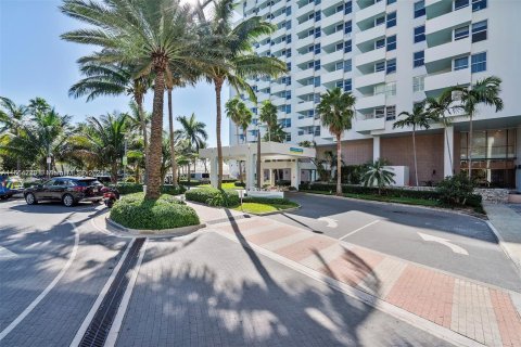 Condo in Miami Beach, Florida  № 1348886 - photo 26