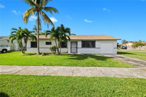 Casa en venta en Miami, Florida, 3 dormitorios, 120.22 m2 № 1306339 - foto 1