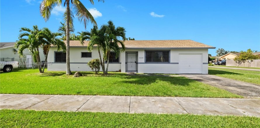 House in Miami, Florida 3 bedrooms, 120.22 sq.m. № 1306339