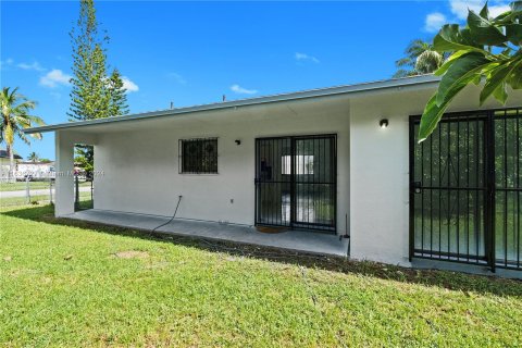 House in Miami, Florida 3 bedrooms, 120.22 sq.m. № 1306339 - photo 27