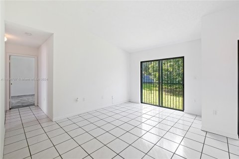 House in Miami, Florida 3 bedrooms, 120.22 sq.m. № 1306339 - photo 11