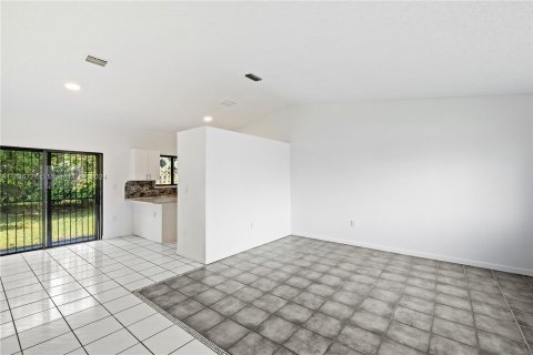 House in Miami, Florida 3 bedrooms, 120.22 sq.m. № 1306339 - photo 7