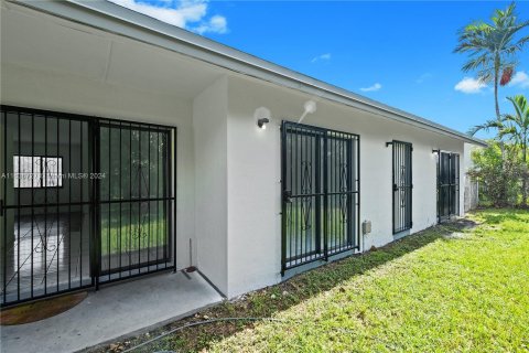 House in Miami, Florida 3 bedrooms, 120.22 sq.m. № 1306339 - photo 28