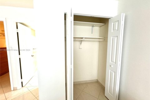 Condo in Sunny Isles Beach, Florida, 2 bedrooms  № 1306340 - photo 22