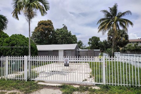 Propiedad comercial en venta en Opa-locka, Florida, 116.41 m2 № 1381599 - foto 1