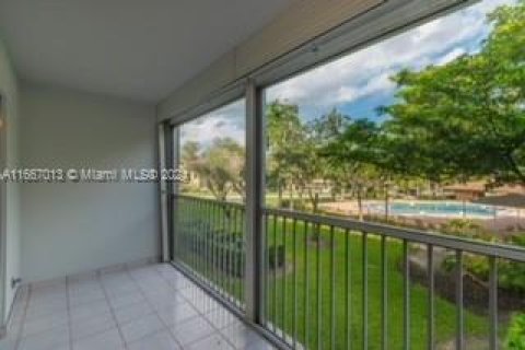 Condo in Pembroke Pines, Florida, 2 bedrooms  № 1381602 - photo 4