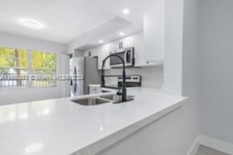 Copropriété à vendre à Pembroke Pines, Floride: 2 chambres, 110.74 m2 № 1381602 - photo 12