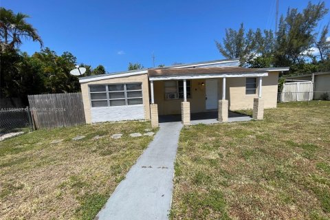 Villa ou maison à vendre à West Park, Floride: 4 chambres, 139.17 m2 № 1381562 - photo 2