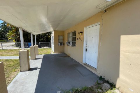 House in West Park, Florida 4 bedrooms, 139.17 sq.m. № 1381562 - photo 13