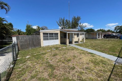 House in West Park, Florida 4 bedrooms, 139.17 sq.m. № 1381562 - photo 1