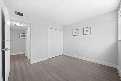 Condo in Miami, Florida, 3 bedrooms  № 1401377 - photo 18