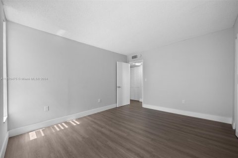 Condo in Miami, Florida, 3 bedrooms  № 1401377 - photo 22