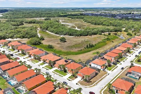 House in Davenport, Florida 6 bedrooms, 257.43 sq.m. № 1405831 - photo 1