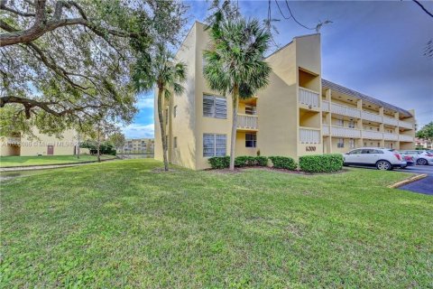 Condo in Tamarac, Florida, 2 bedrooms  № 1236399 - photo 2