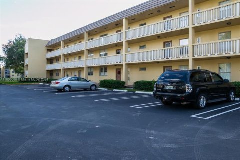 Condo in Tamarac, Florida, 2 bedrooms  № 1236399 - photo 1