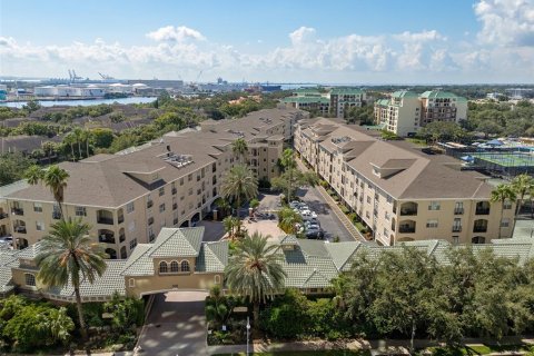 Condo in Tampa, Florida, 2 bedrooms  № 1372075 - photo 1