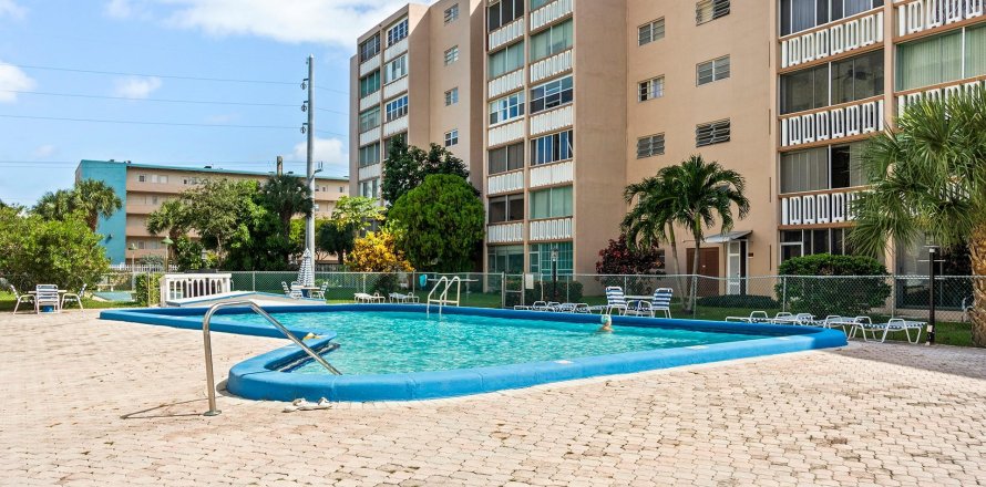 Condominio en Hallandale Beach, Florida, 2 dormitorios  № 1058911