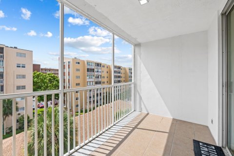 Condo in Hallandale Beach, Florida, 2 bedrooms  № 1058911 - photo 14