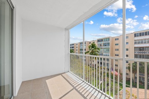 Condo in Hallandale Beach, Florida, 2 bedrooms  № 1058911 - photo 15