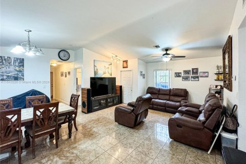 Casa en venta en Hialeah, Florida, 4 dormitorios, 149.67 m2 № 1331486 - foto 5