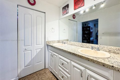 Casa en venta en Hialeah, Florida, 4 dormitorios, 149.67 m2 № 1331486 - foto 14