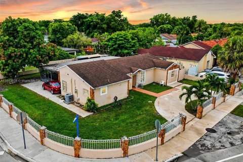 Villa ou maison à vendre à Hialeah, Floride: 4 chambres, 149.67 m2 № 1331486 - photo 2