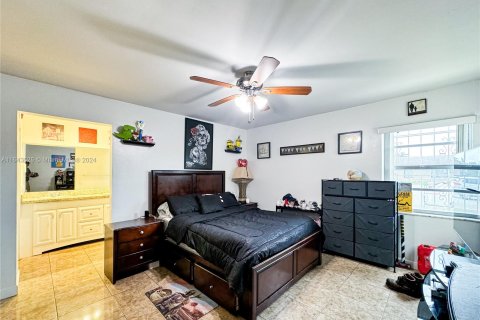 Casa en venta en Hialeah, Florida, 4 dormitorios, 149.67 m2 № 1331486 - foto 12