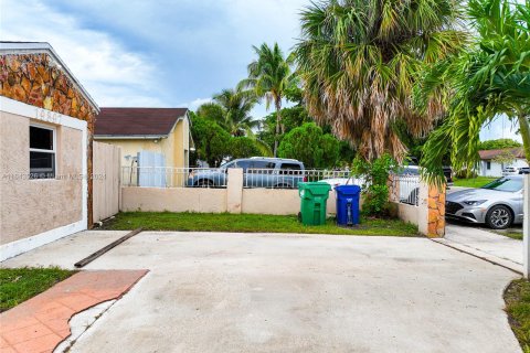 House in Hialeah, Florida 4 bedrooms, 149.67 sq.m. № 1331486 - photo 24