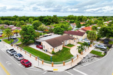 House in Hialeah, Florida 4 bedrooms, 149.67 sq.m. № 1331486 - photo 30