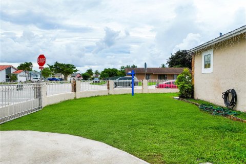 House in Hialeah, Florida 4 bedrooms, 149.67 sq.m. № 1331486 - photo 26