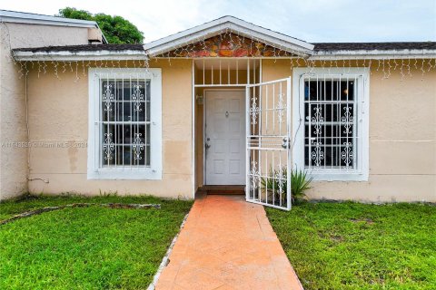 House in Hialeah, Florida 4 bedrooms, 149.67 sq.m. № 1331486 - photo 4