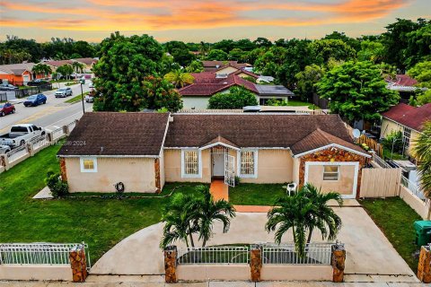 House in Hialeah, Florida 4 bedrooms, 149.67 sq.m. № 1331486 - photo 1