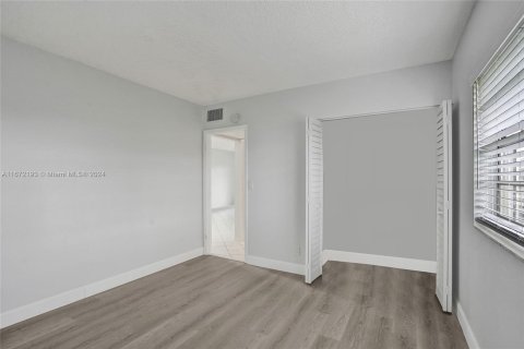 Condo in Fort Lauderdale, Florida, 2 bedrooms  № 1397003 - photo 17