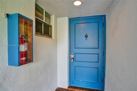 Condo in Fort Lauderdale, Florida, 2 bedrooms  № 1397003 - photo 1