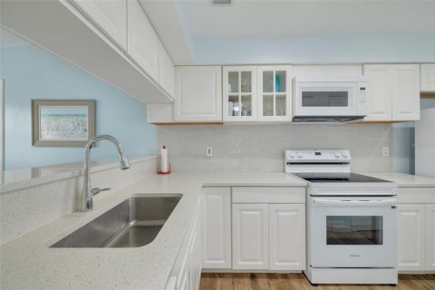 Condo in Palm Harbor, Florida, 2 bedrooms  № 1341344 - photo 15