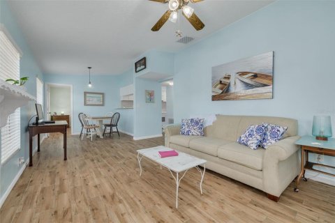 Condo in Palm Harbor, Florida, 2 bedrooms  № 1341344 - photo 12