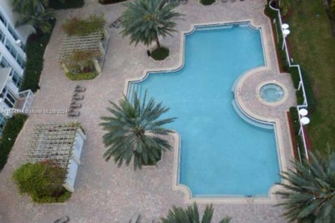 Condo in Hallandale Beach, Florida, 3 bedrooms  № 1075218 - photo 16