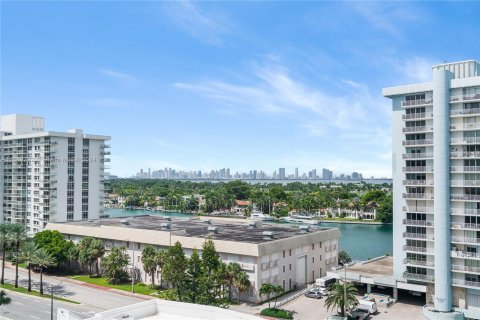 Condo in Miami Beach, Florida, 1 bedroom  № 1348623 - photo 16