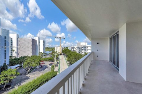 Copropriété à vendre à Bay Harbor Islands, Floride: 3 chambres, 225.57 m2 № 1348621 - photo 11