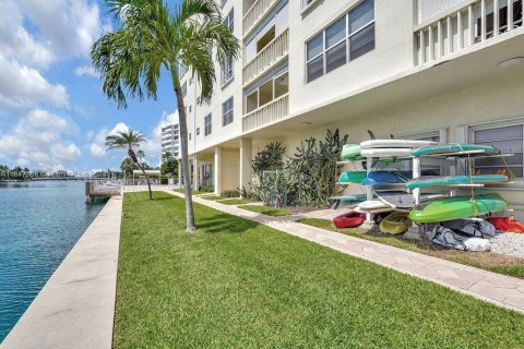 Condo in Bay Harbor Islands, Florida, 3 bedrooms  № 1348621 - photo 24