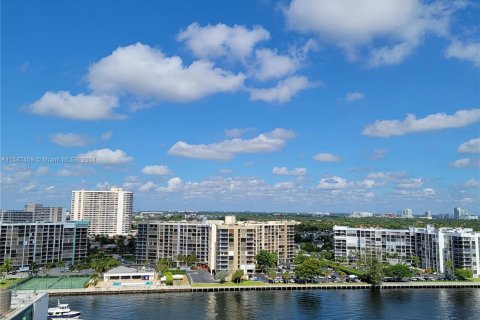 Condo in Hollywood, Florida, 2 bedrooms  № 1056785 - photo 1