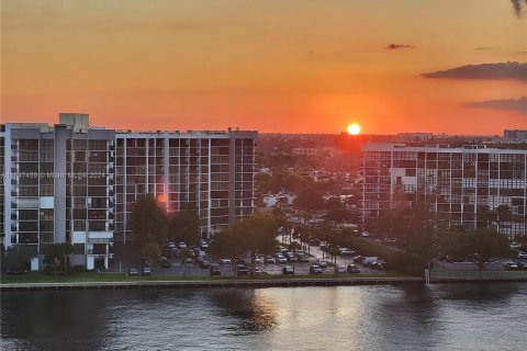 Condo in Hollywood, Florida, 2 bedrooms  № 1056785 - photo 11