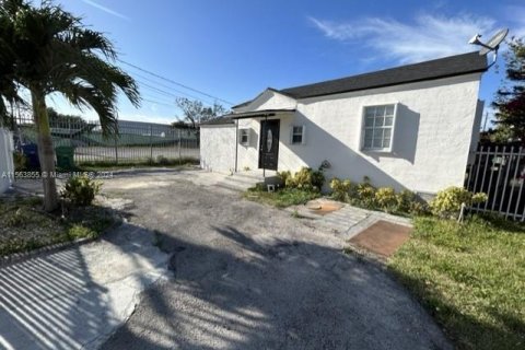 Купить коммерческую недвижимость в Майами, Флорида 181.72м2, № 1099409 - фото 1