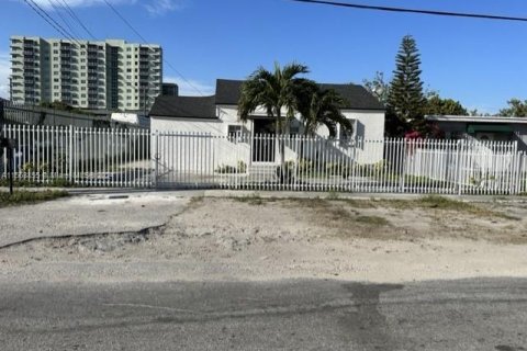 Купить коммерческую недвижимость в Майами, Флорида 181.72м2, № 1099409 - фото 2