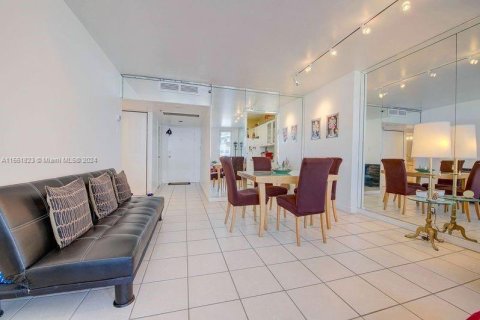 Condo in Miami Beach, Florida, 1 bedroom  № 1099363 - photo 16