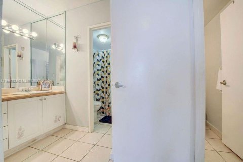 Condo in Miami Beach, Florida, 1 bedroom  № 1099363 - photo 18